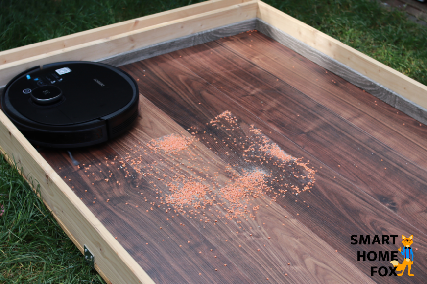 Deebot OZMO 950 beim Linsen-Saugtest auf dem Laminat